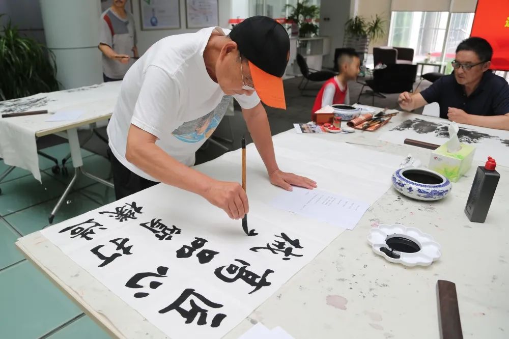 邗江政協藝術家慶賀邁安德二十耕耘