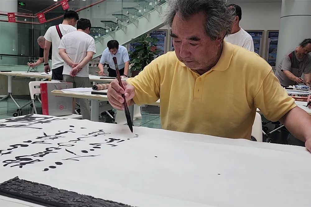 邗江政協藝術家慶賀邁安德二十耕耘